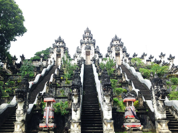 Lempuyang Temple Bali, a High Temple like Heaven